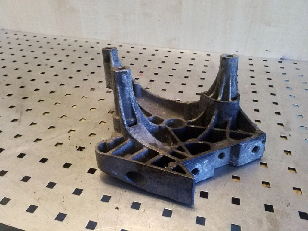 Engine mounting bracket – Volkswagen Touran I (2003-2010)