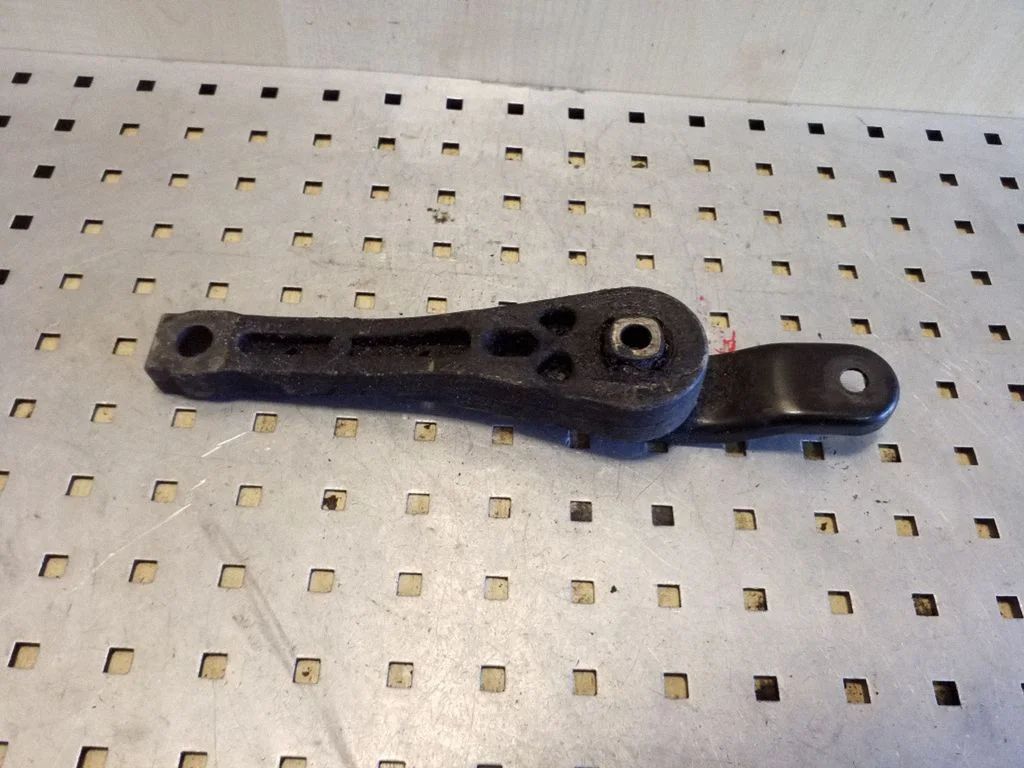 Mootori kinnituskronstein 1K0199855L
