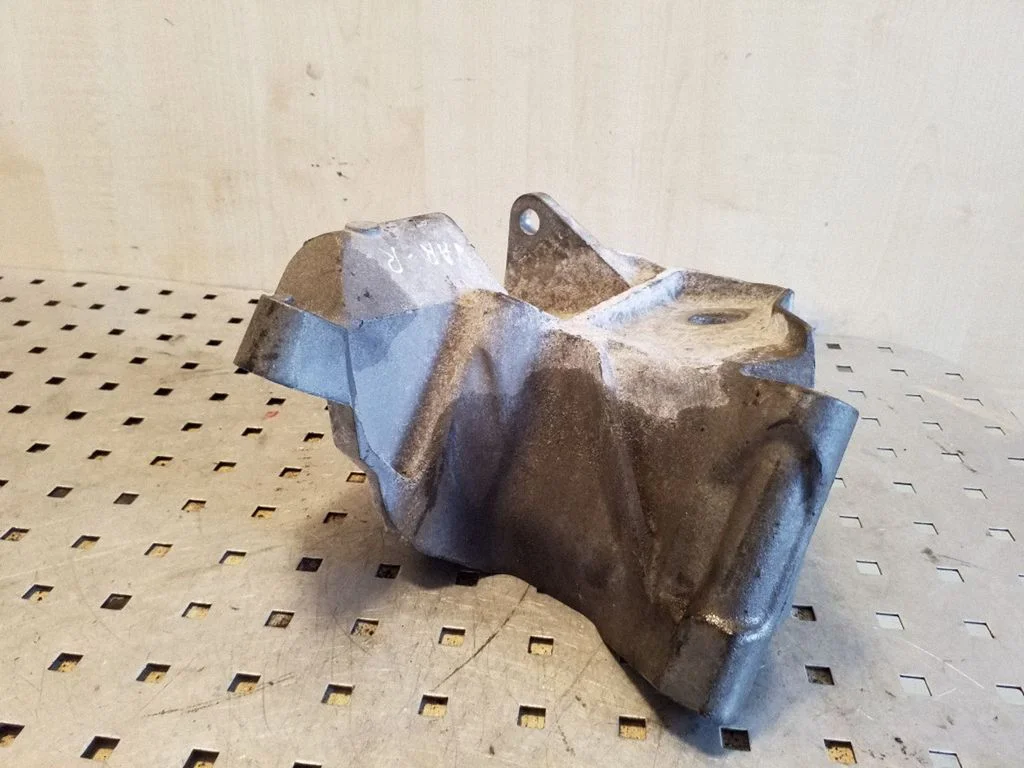 Engine mounting bracket – right