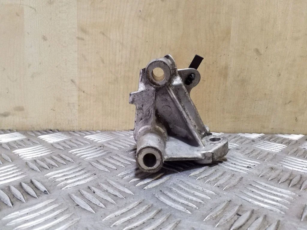 Engine mounting bracket 8200193773