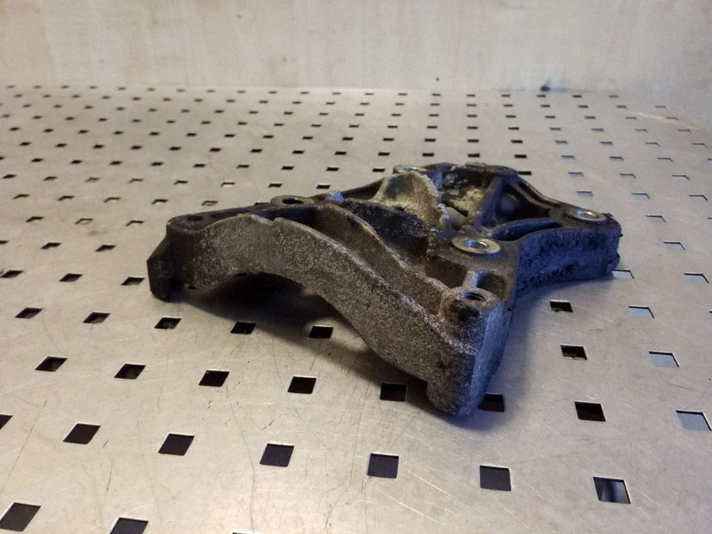 Engine mounting bracket