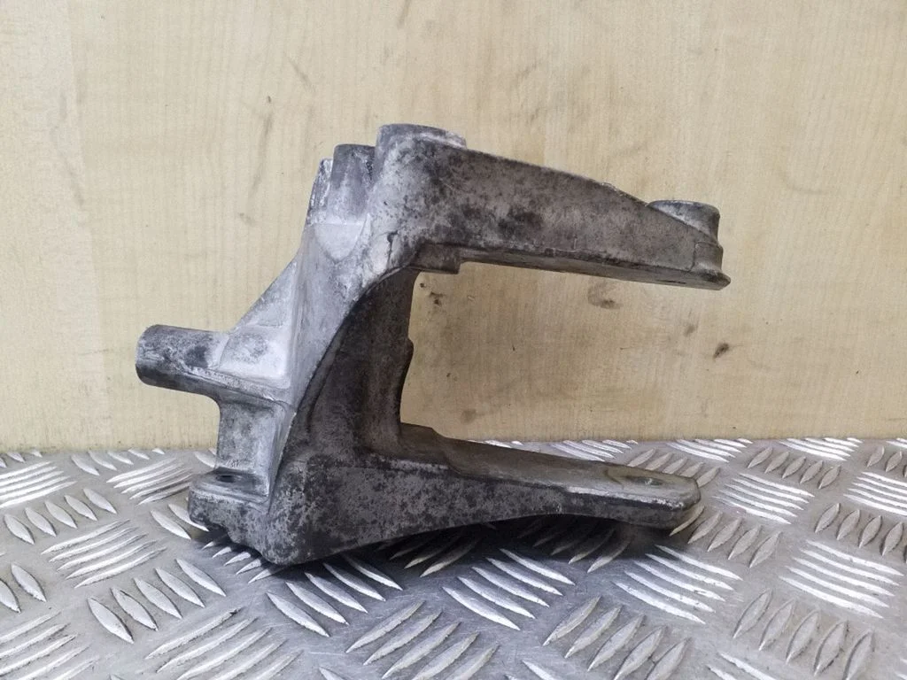 Engine mounting bracket