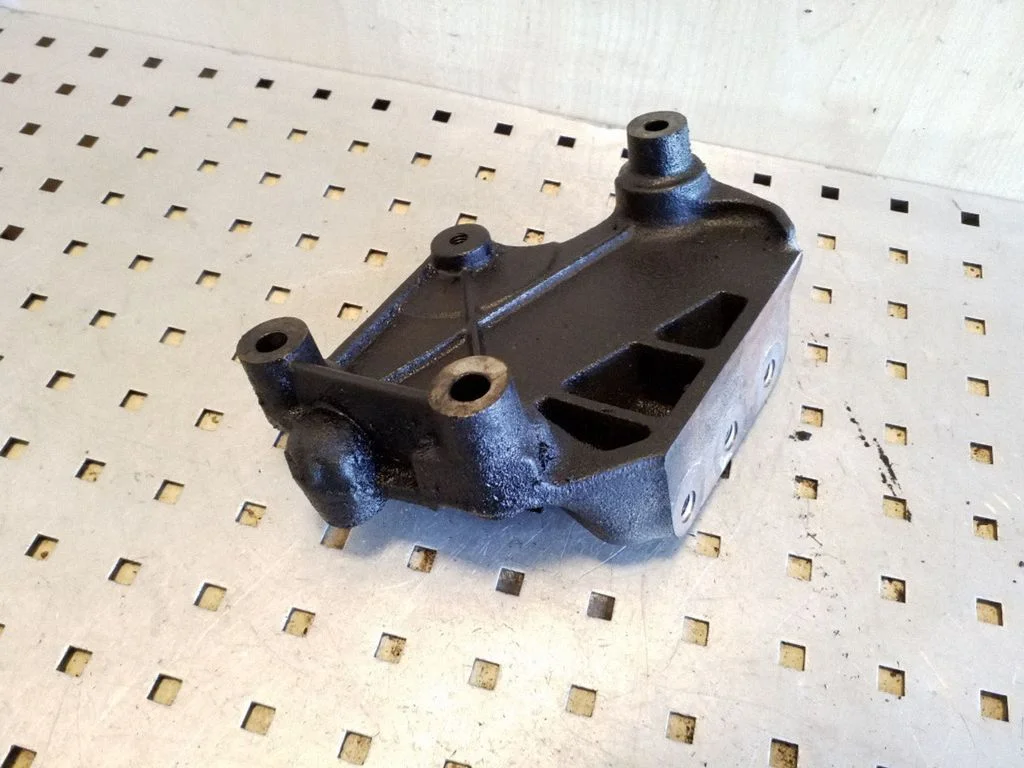 Engine mounting bracket