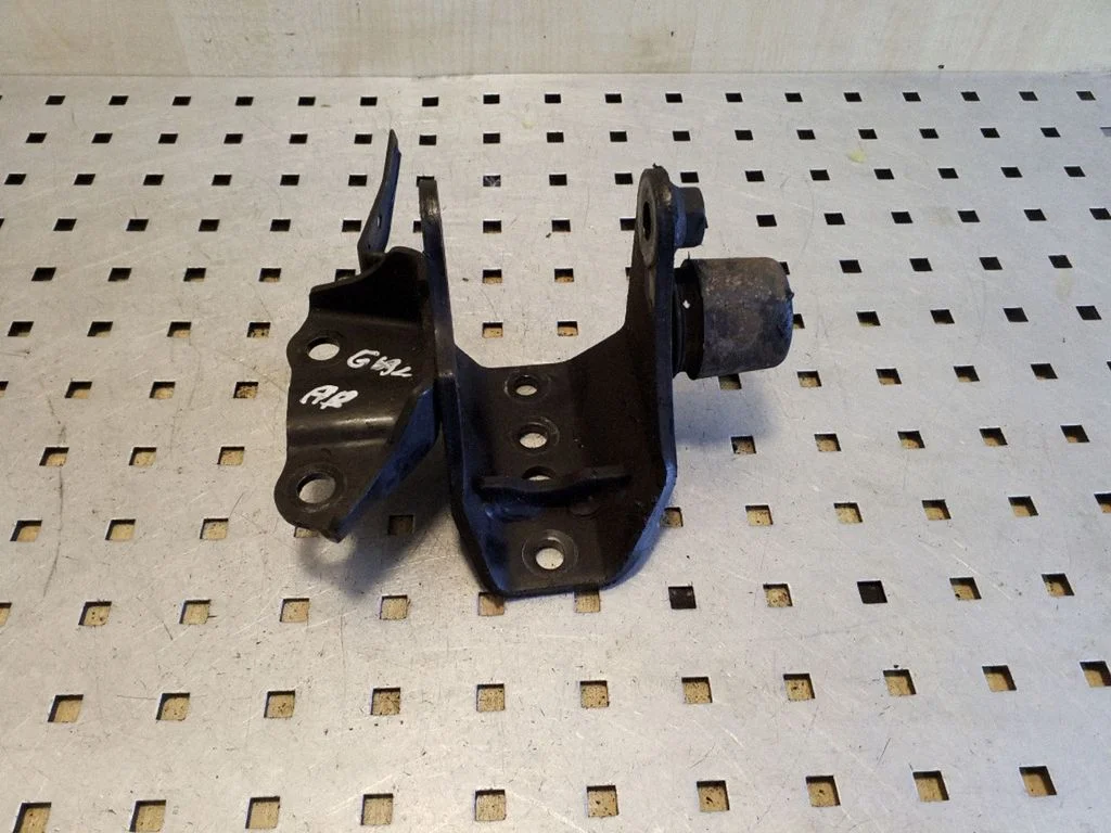 Engine mounting bracket – right