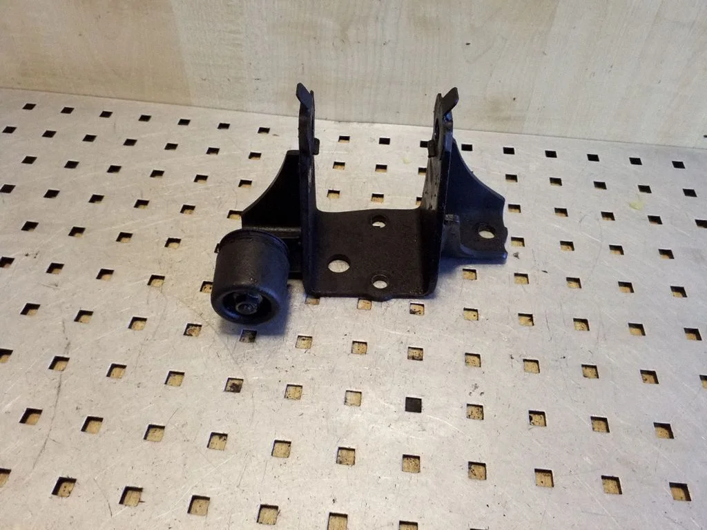 Engine mounting bracket – left