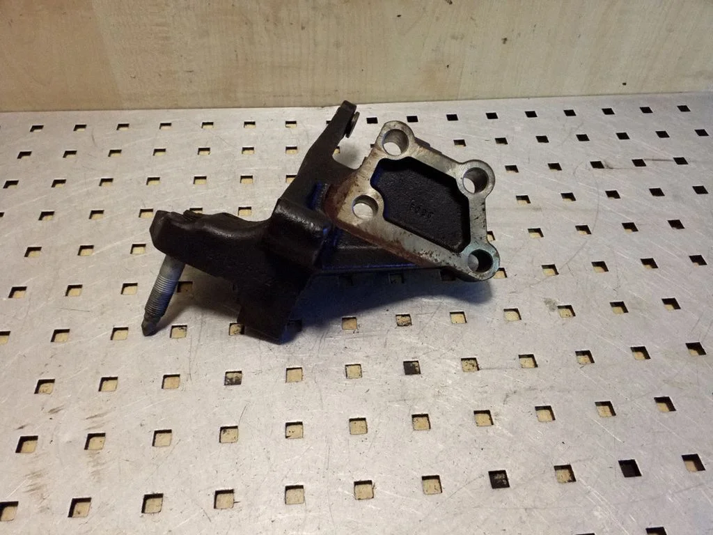 Engine mounting bracket 123150R012