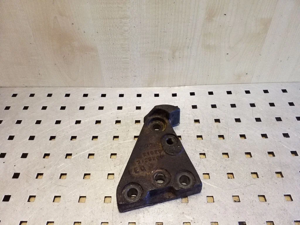 Engine mounting bracket