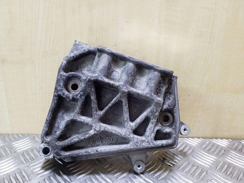 Engine mounting bracket 96440352