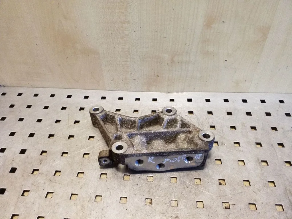 Engine mounting bracket – right