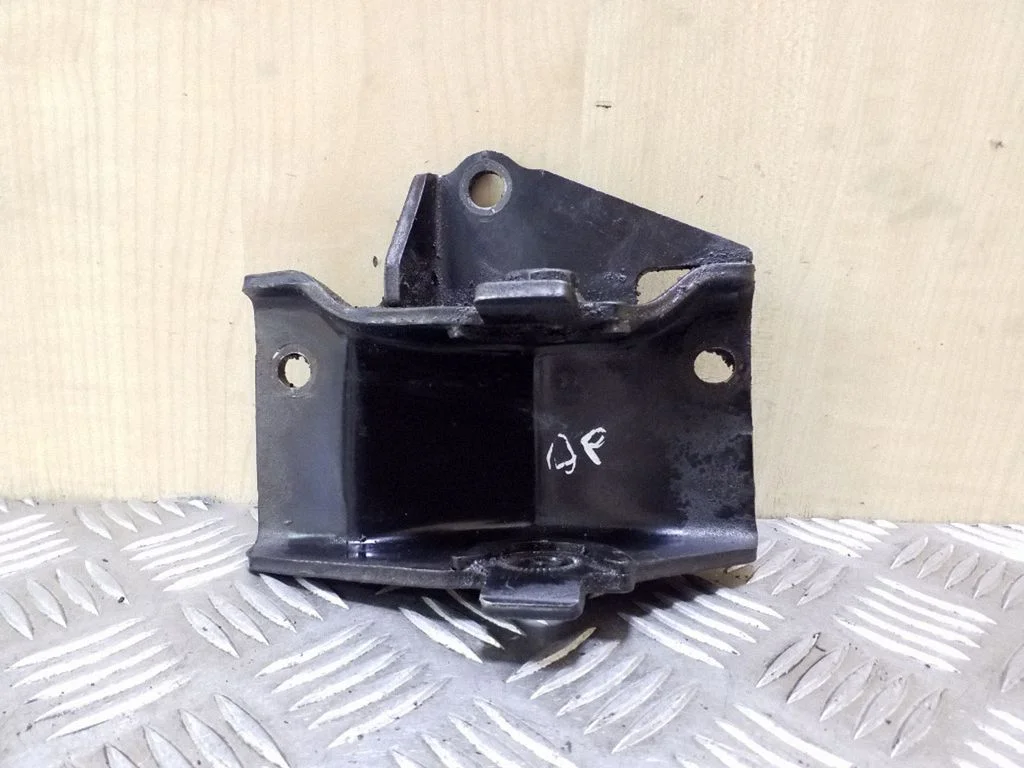 Engine mounting bracket