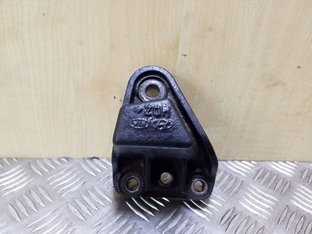 Engine mounting bracket – right