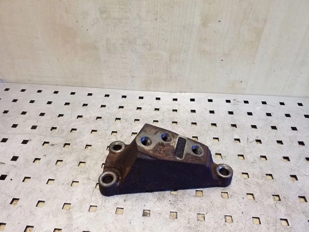 Engine mounting bracket – left