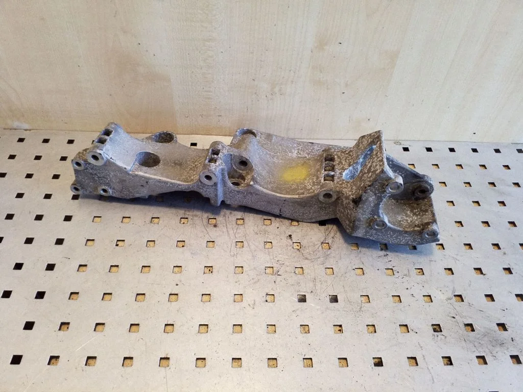 Mootori kinnituskronstein 06A903143P