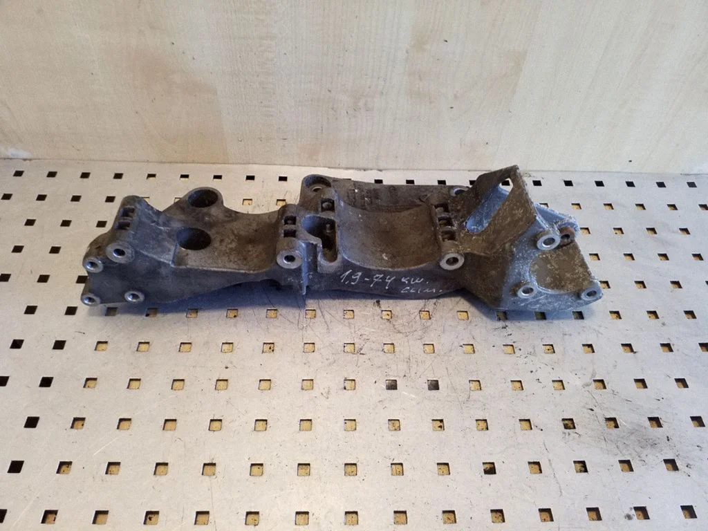 Mootori kinnituskronstein R045903143C