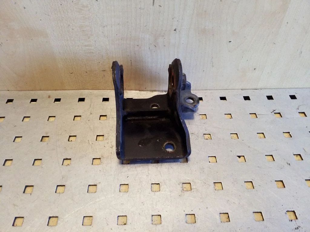 Engine mounting bracket