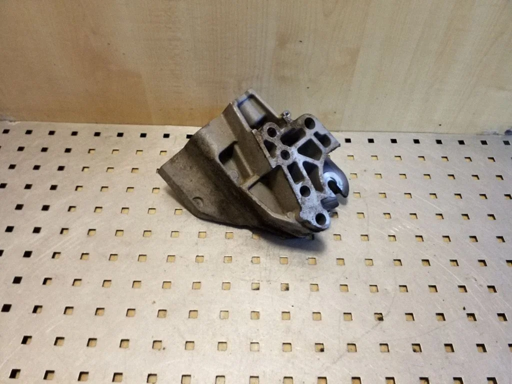 Engine mounting bracket – Land Rover Freelander 2 - LR2 (2007-2016)