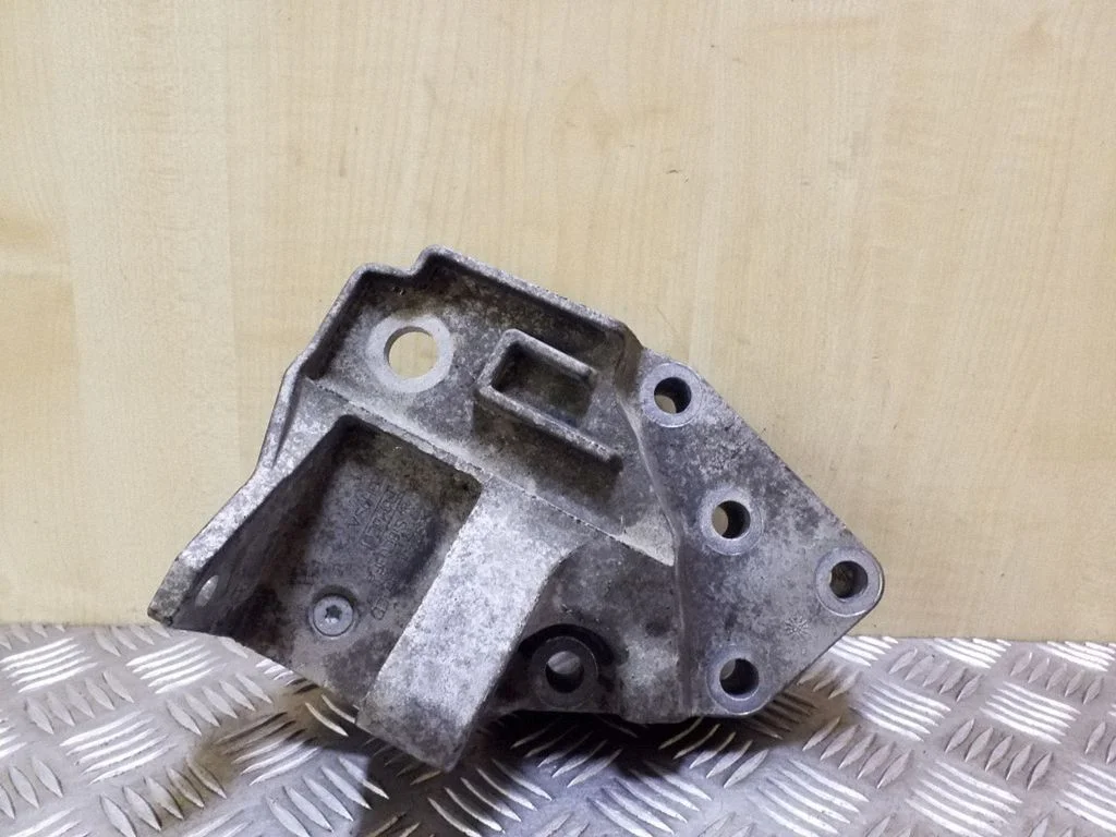Engine mounting bracket – Land Rover Freelander 2 - LR2 (2007-2016)