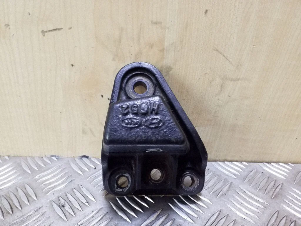 Engine mounting bracket – right