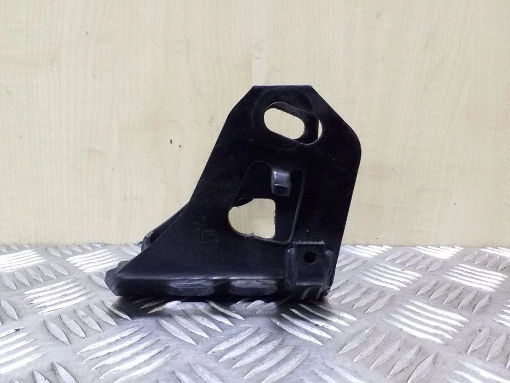 Engine mounting bracket