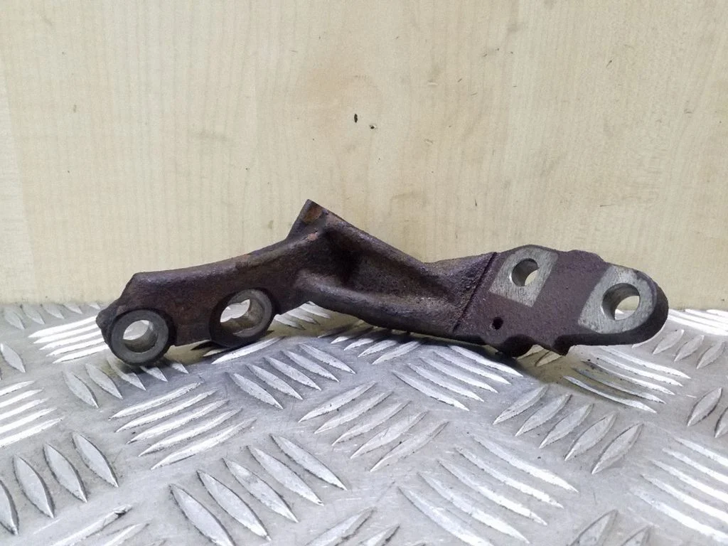 Engine mounting bracket