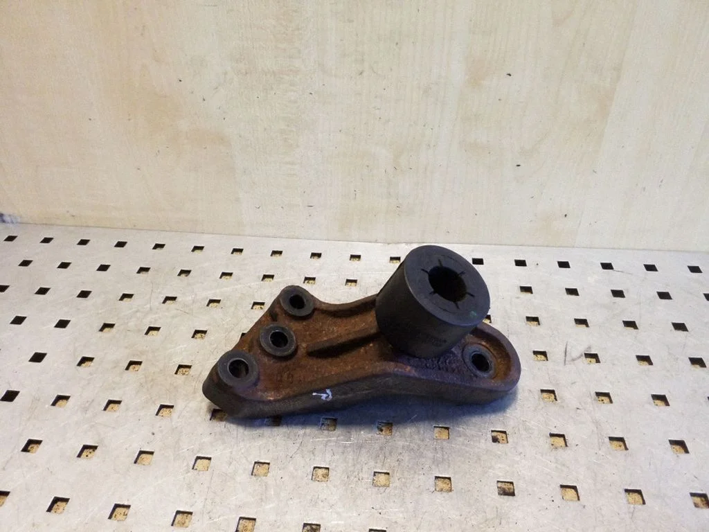 Engine mounting bracket 218233W050