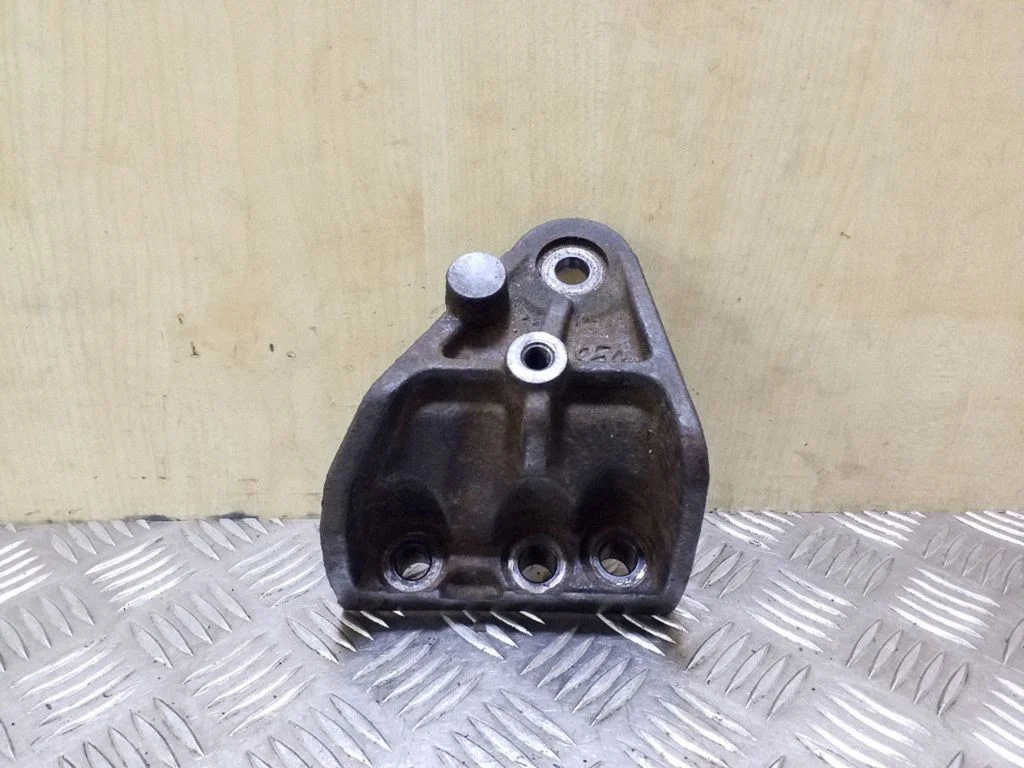 Engine mounting bracket – right