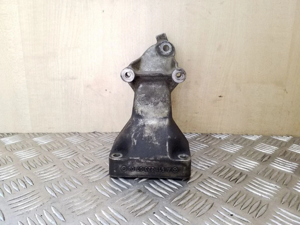 Engine mounting bracket A6112230704