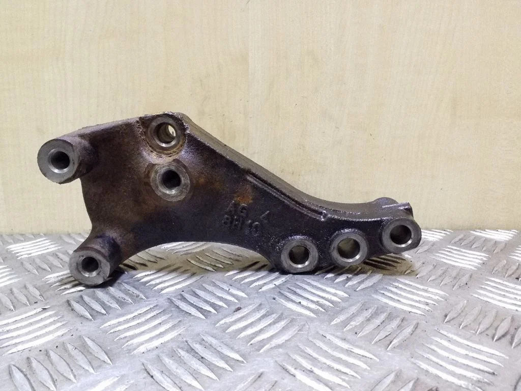 Engine mounting bracket – right