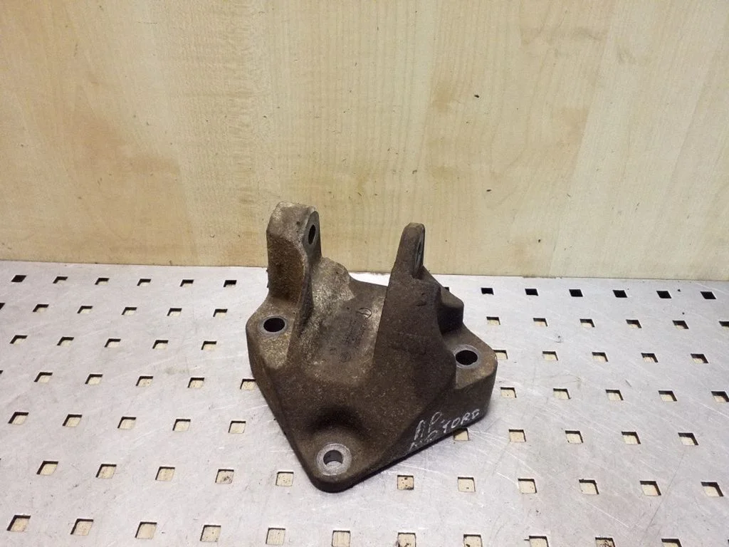 Mootori kinnituskronstein 11332JD700