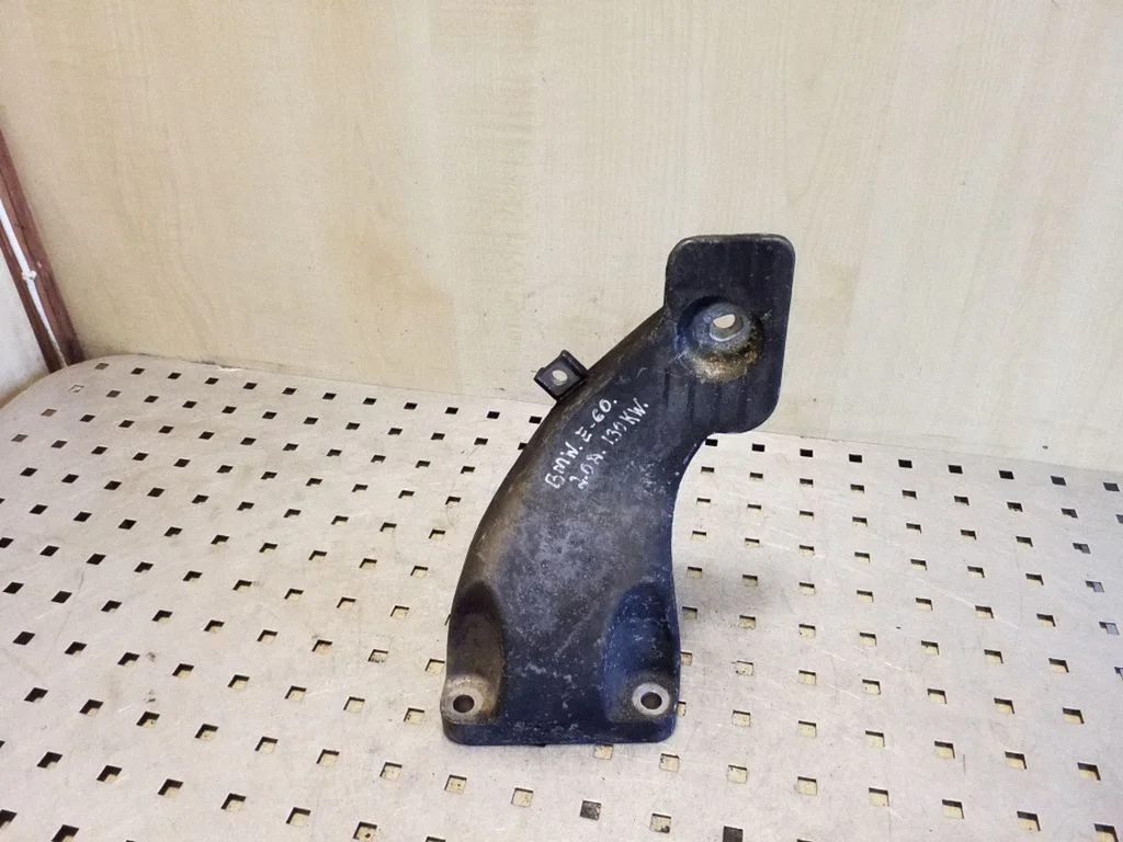 Engine mounting bracket 13807410