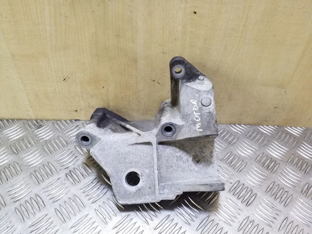 Engine mounting bracket 6G926P096FC