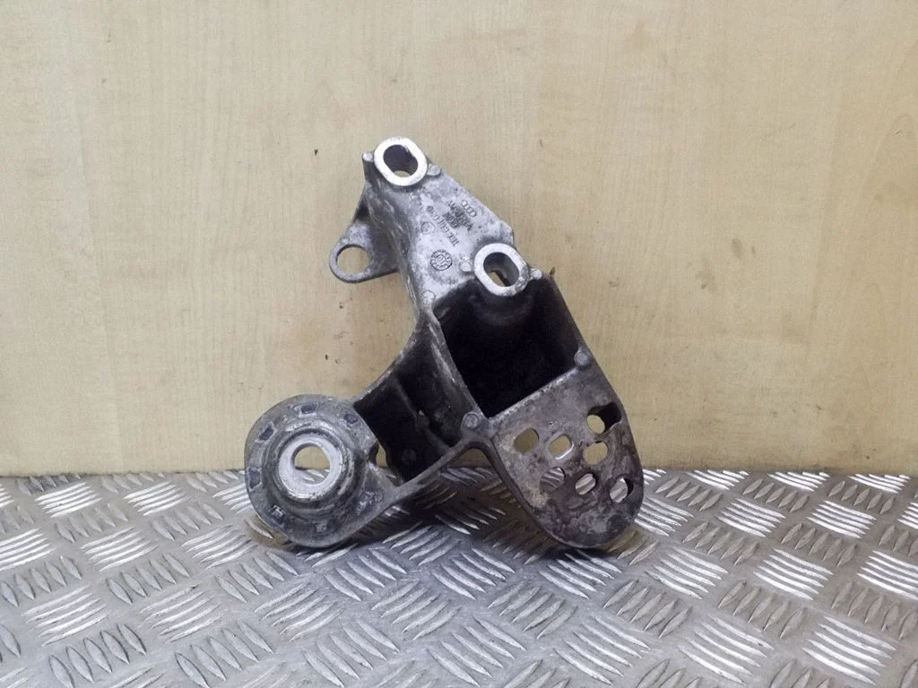 Engine mounting bracket 8E0199351