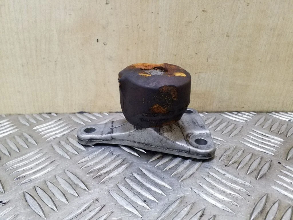 Engine mounting bracket 8E0199343