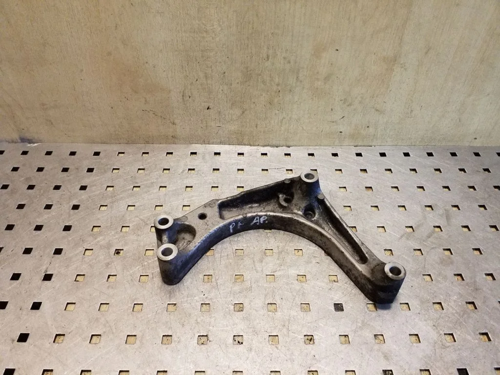 Engine mounting bracket – Subaru Outback (2009-2014)