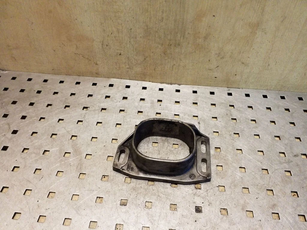 Engine mounting bracket