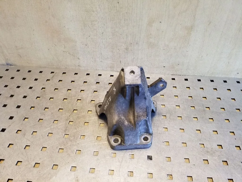 Engine mounting bracket 8E0199308J