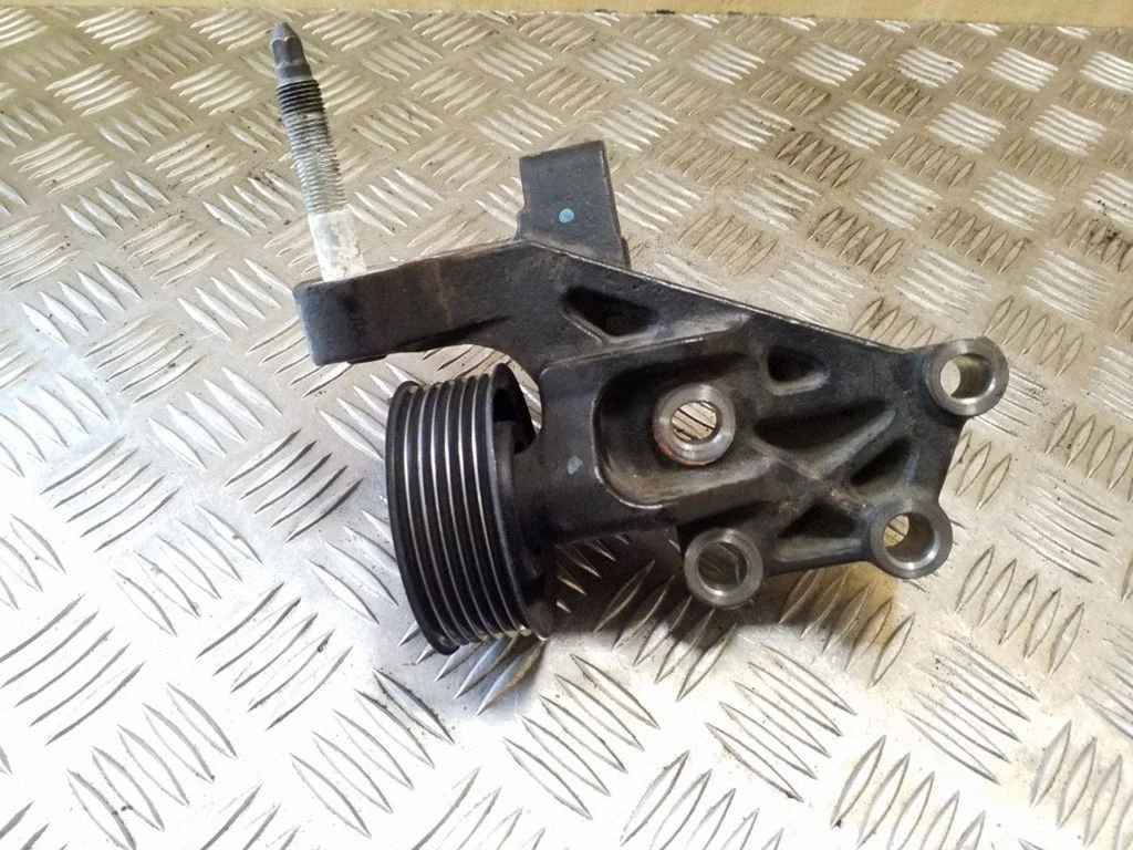 Engine mounting bracket 123150R020