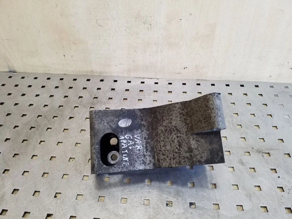Engine mounting bracket