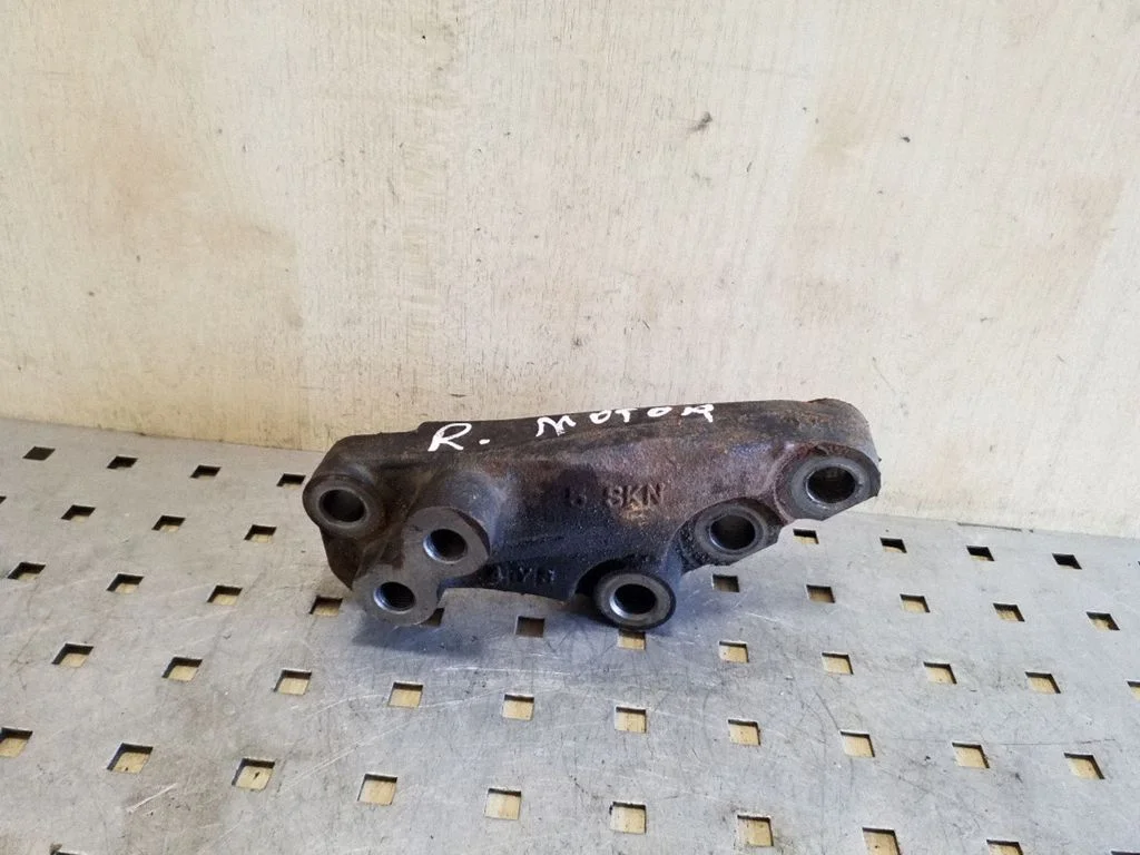 Engine mounting bracket – right