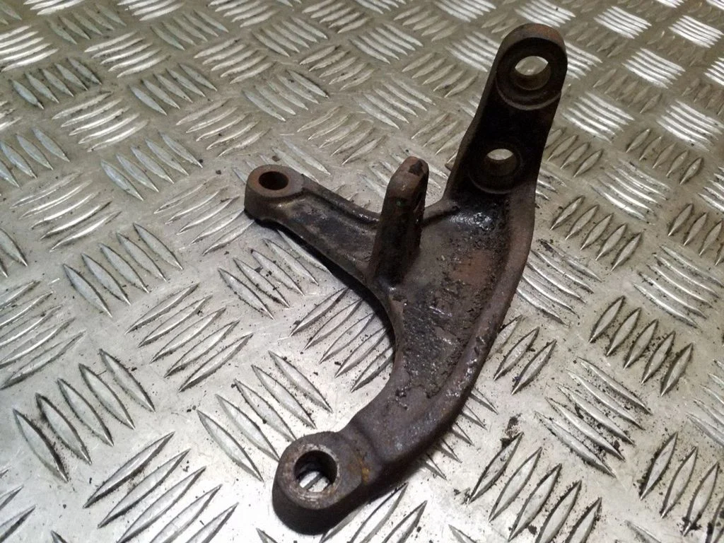 Engine mounting bracket – Toyota RAV 4 (XA20) (2000-2005)