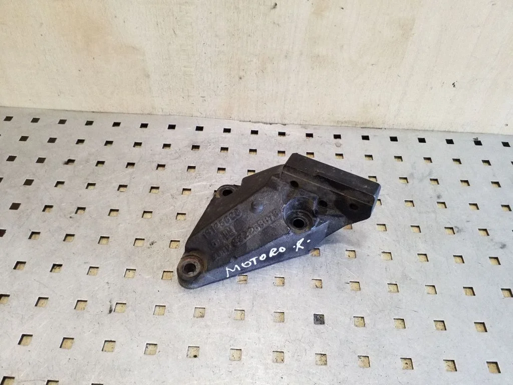 Engine mounting bracket 13125628