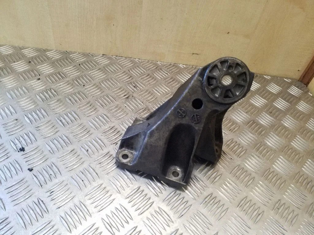 Mootori kinnituskronstein 7L6199308B