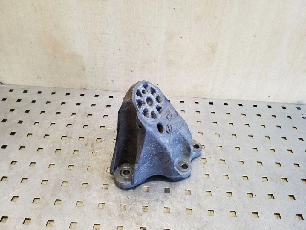 Mootori kinnituskronstein 7L6199307A