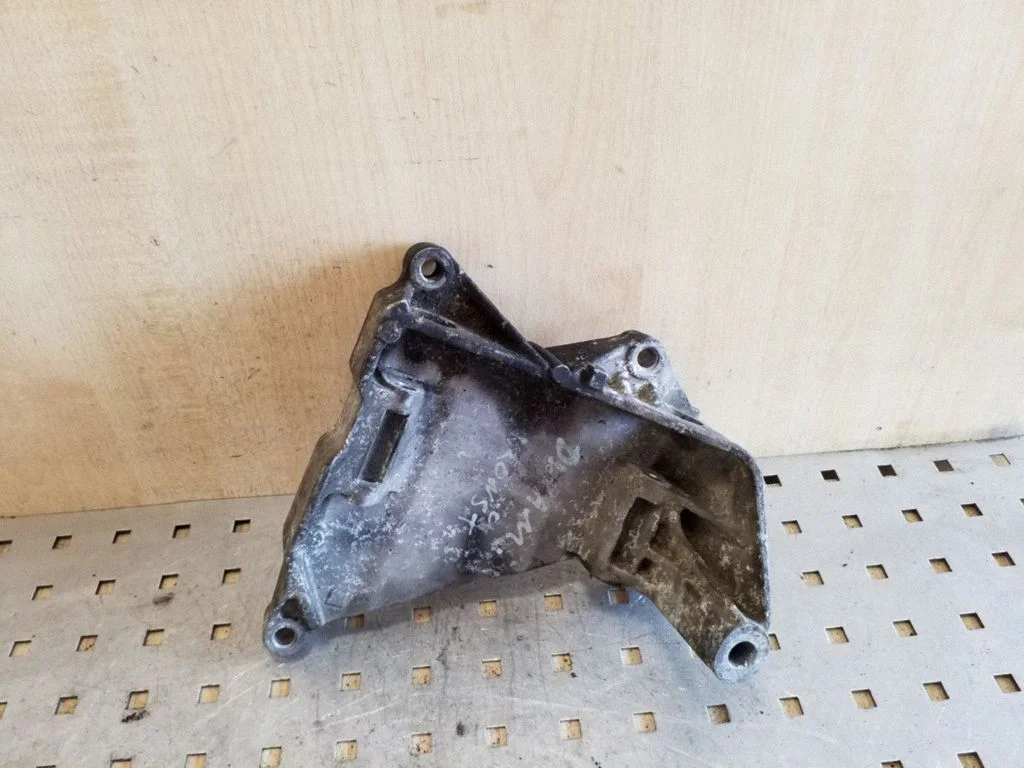 Engine mounting bracket – Volkswagen Transporter - Caravelle T5 (2003-2015)