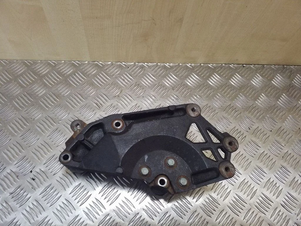 Engine mounting bracket – Seat Alhambra (Mk1) (1996-2010)