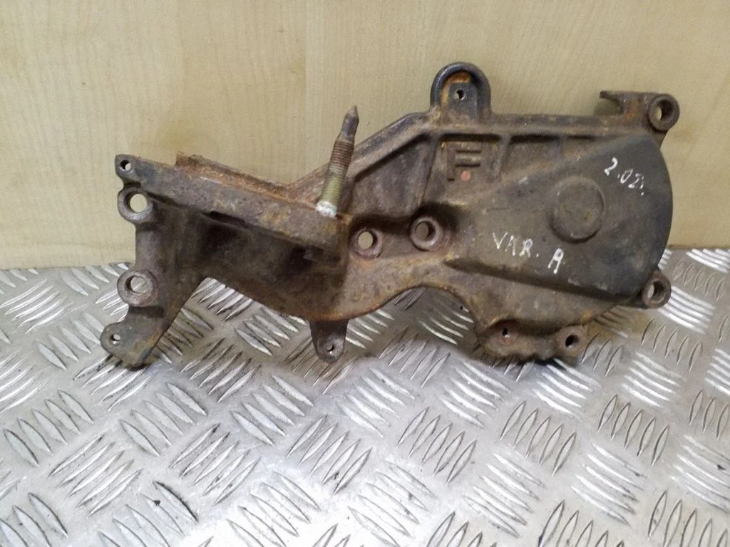 Engine mounting bracket – Toyota RAV 4 (XA20) (2000-2005)