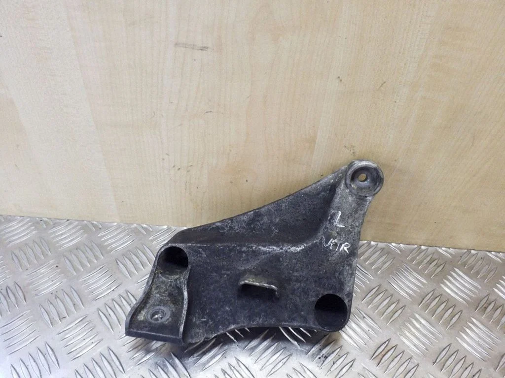 Mootori kinnituskronstein 6750441