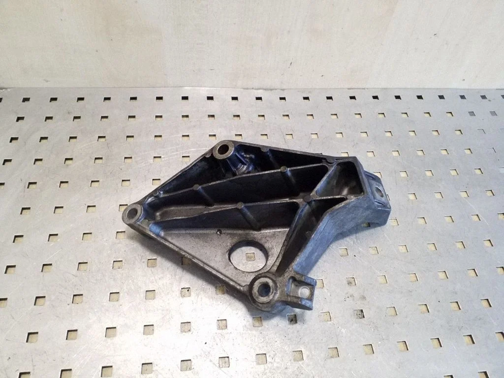 Engine mounting bracket 6775041