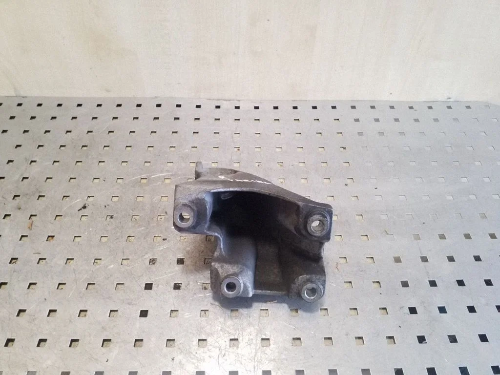 Mootori kinnituskronstein 7L6199308B