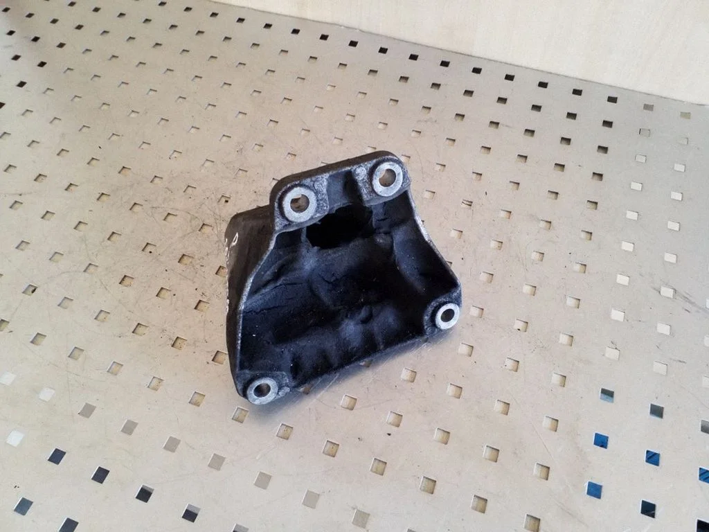 Engine mounting bracket 73681310